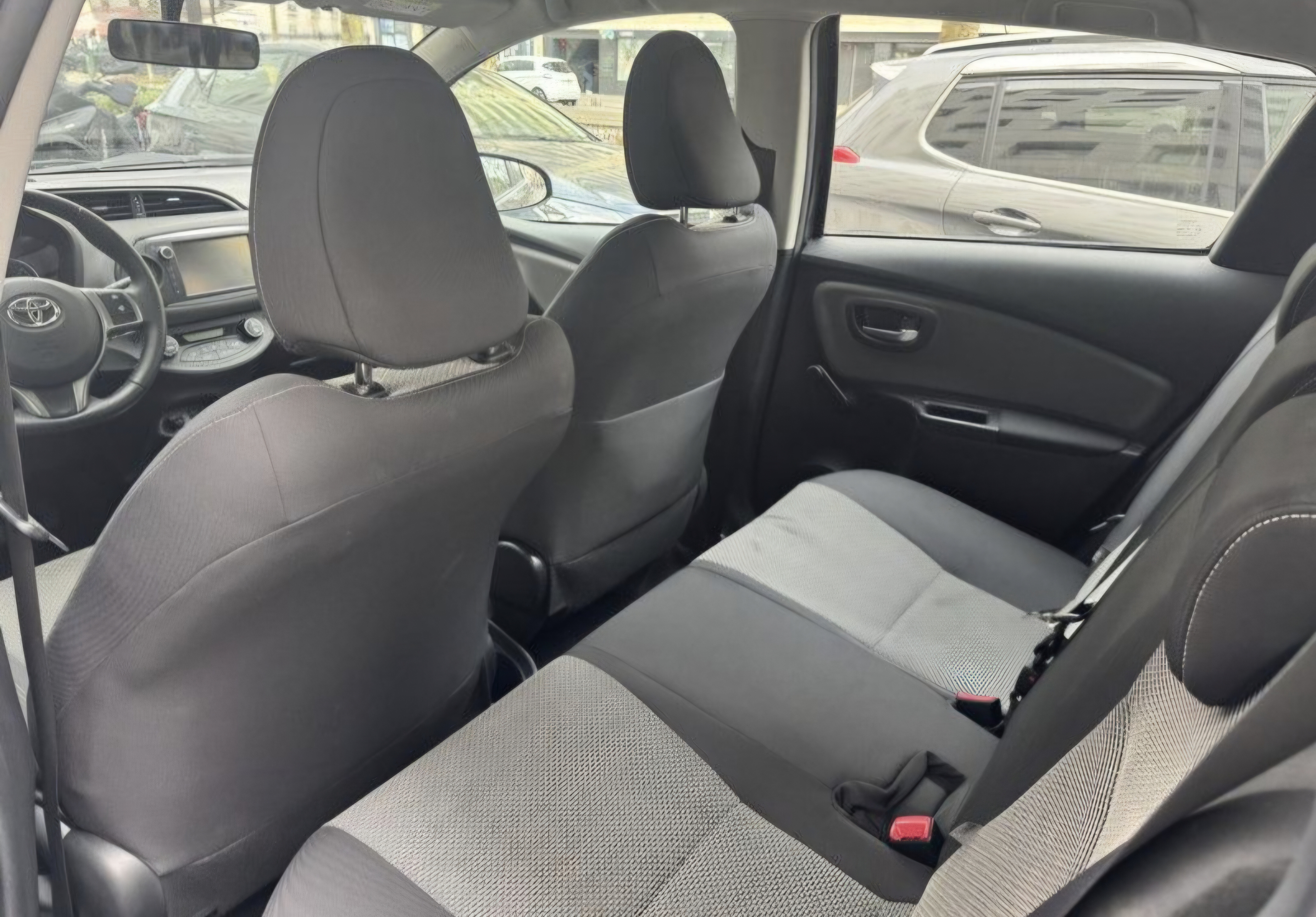 Toyota yaris grise foncee photo 7