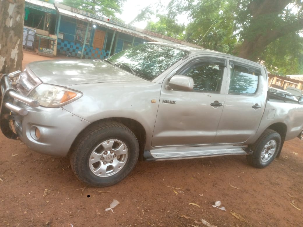 Toyota hilux grise photo 1