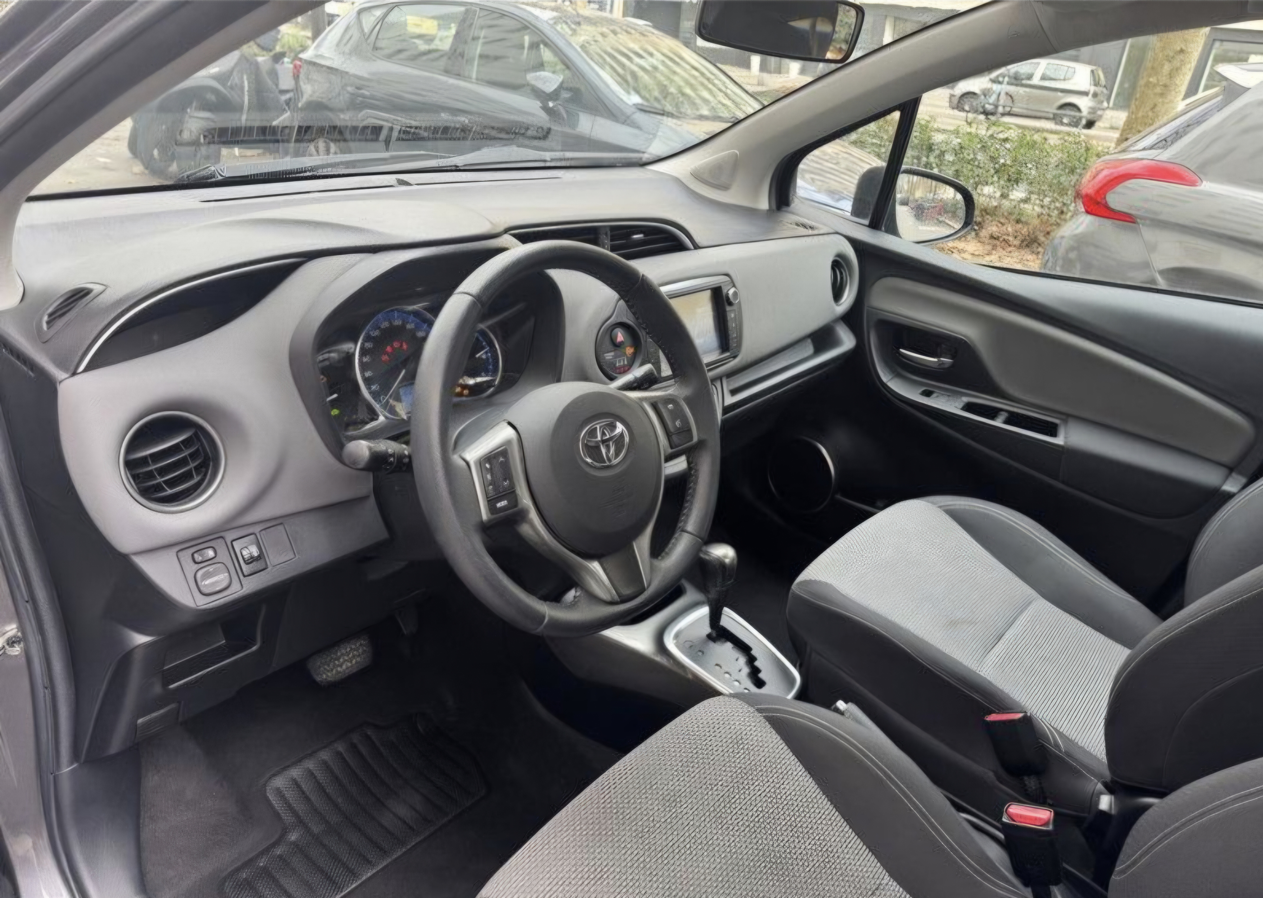 Toyota yaris grise foncee photo 9