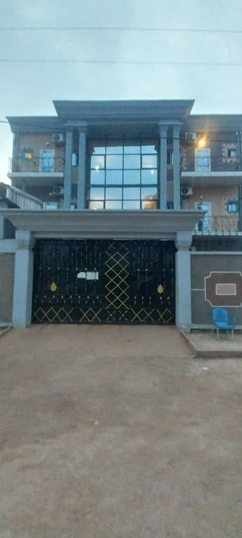 Installez-vous dans cet agréable appartement meublé de 2 chambres à Sica 2 – Bangui. Offrez-vous un séjour confortable dans un logement fonctionnel, accueillant et prêt à vivre. Que vous soyez en déplacement professionnel, en visite familiale ou en vacanc photo 1