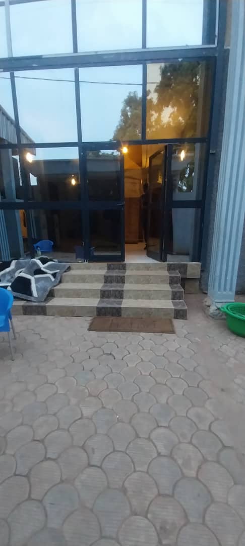 Installez-vous dans cet agréable appartement meublé de 2 chambres à Sica 2 – Bangui. Offrez-vous un séjour confortable dans un logement fonctionnel, accueillant et prêt à vivre. Que vous soyez en déplacement professionnel, en visite familiale ou en vacanc photo 2