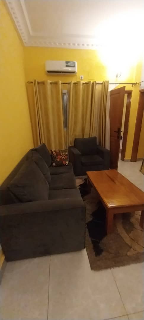 Installez-vous dans cet agréable appartement meublé de 2 chambres à Sica 2 – Bangui. Offrez-vous un séjour confortable dans un logement fonctionnel, accueillant et prêt à vivre. Que vous soyez en déplacement professionnel, en visite familiale ou en vacanc photo 5
