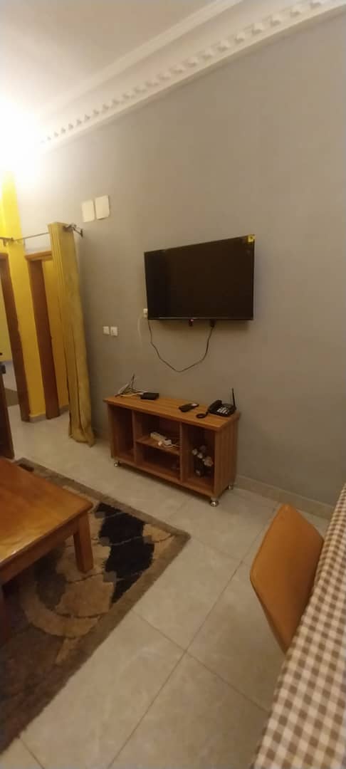 Installez-vous dans cet agréable appartement meublé de 2 chambres à Sica 2 – Bangui. Offrez-vous un séjour confortable dans un logement fonctionnel, accueillant et prêt à vivre. Que vous soyez en déplacement professionnel, en visite familiale ou en vacanc photo 6