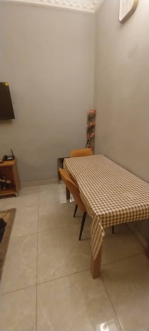 Installez-vous dans cet agréable appartement meublé de 2 chambres à Sica 2 – Bangui. Offrez-vous un séjour confortable dans un logement fonctionnel, accueillant et prêt à vivre. Que vous soyez en déplacement professionnel, en visite familiale ou en vacanc photo 7