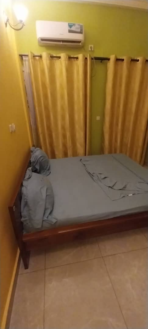 Installez-vous dans cet agréable appartement meublé de 2 chambres à Sica 2 – Bangui. Offrez-vous un séjour confortable dans un logement fonctionnel, accueillant et prêt à vivre. Que vous soyez en déplacement professionnel, en visite familiale ou en vacanc photo 12