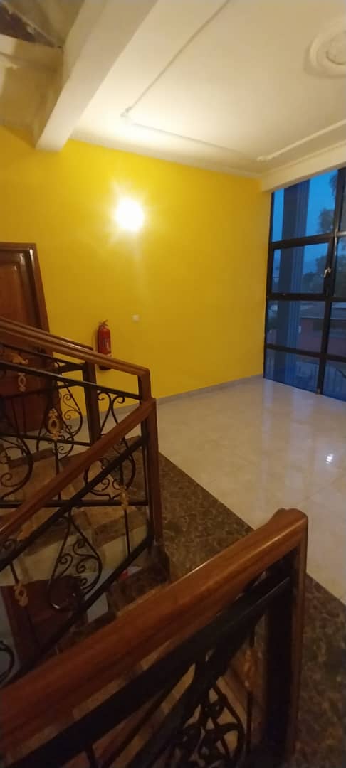 Installez-vous dans cet agréable appartement meublé de 2 chambres à Sica 2 – Bangui. Offrez-vous un séjour confortable dans un logement fonctionnel, accueillant et prêt à vivre. Que vous soyez en déplacement professionnel, en visite familiale ou en vacanc photo 15