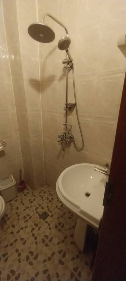 Installez-vous dans cet agréable appartement meublé de 2 chambres à Sica 2 – Bangui. Offrez-vous un séjour confortable dans un logement fonctionnel, accueillant et prêt à vivre. Que vous soyez en déplacement professionnel, en visite familiale ou en vacanc photo 16