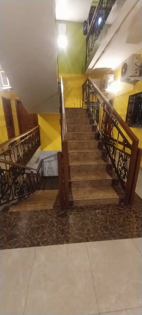 Installez-vous dans cet agréable appartement meublé de 2 chambres à Sica 2 – Bangui. Offrez-vous un séjour confortable dans un logement fonctionnel, accueillant et prêt à vivre. Que vous soyez en déplacement professionnel, en visite familiale ou en vacanc photo 17