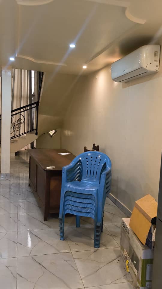 Louez une villa haut standing de 4 chambres à Bakongo dans le 2ᵉ arrondissement de Bangui. Climatisation, caméras de surveillance, Wi-Fi, électricité, parking sécurisé et équipements complets. Idéale pour familles, expatriés, ONG et professionnels. photo 2