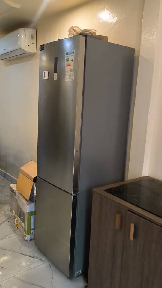 Louez une villa haut standing de 4 chambres à Bakongo dans le 2ᵉ arrondissement de Bangui. Climatisation, caméras de surveillance, Wi-Fi, électricité, parking sécurisé et équipements complets. Idéale pour familles, expatriés, ONG et professionnels. photo 3