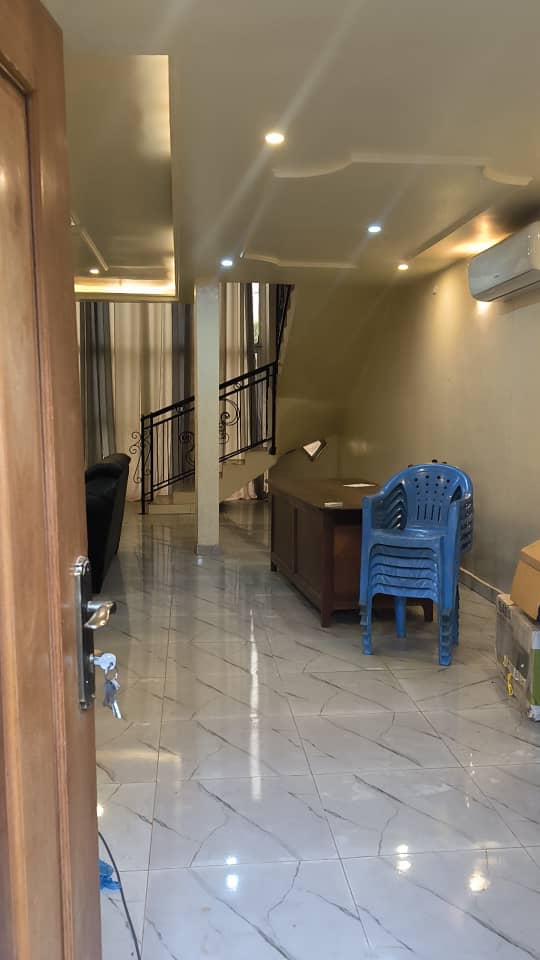 Louez une villa haut standing de 4 chambres à Bakongo dans le 2ᵉ arrondissement de Bangui. Climatisation, caméras de surveillance, Wi-Fi, électricité, parking sécurisé et équipements complets. Idéale pour familles, expatriés, ONG et professionnels. photo 4