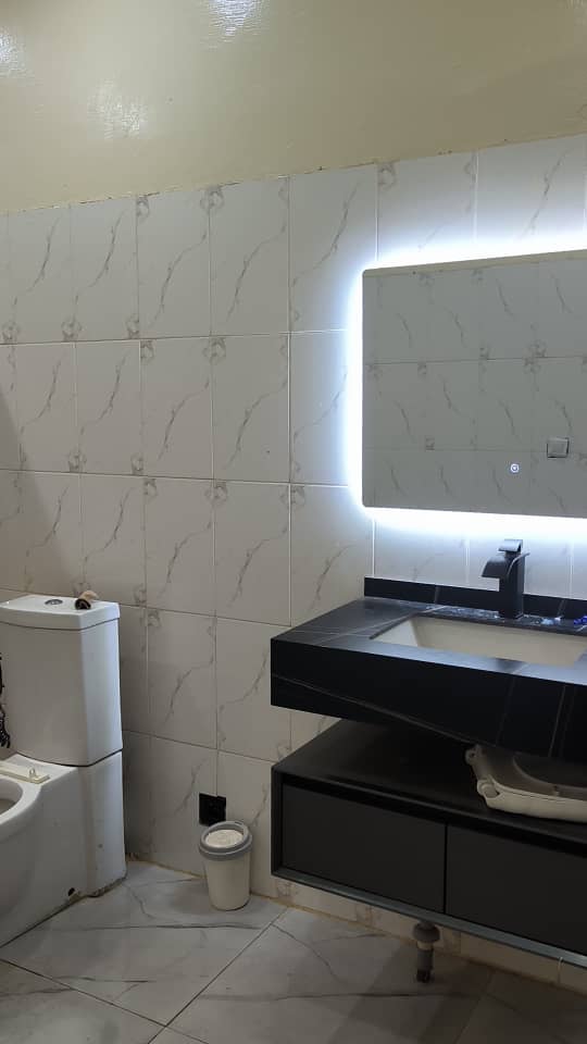 Louez une villa haut standing de 4 chambres à Bakongo dans le 2ᵉ arrondissement de Bangui. Climatisation, caméras de surveillance, Wi-Fi, électricité, parking sécurisé et équipements complets. Idéale pour familles, expatriés, ONG et professionnels. photo 6