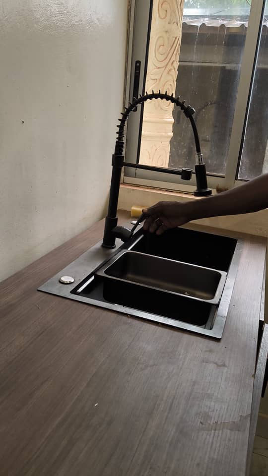 Louez une villa haut standing de 4 chambres à Bakongo dans le 2ᵉ arrondissement de Bangui. Climatisation, caméras de surveillance, Wi-Fi, électricité, parking sécurisé et équipements complets. Idéale pour familles, expatriés, ONG et professionnels. photo 8