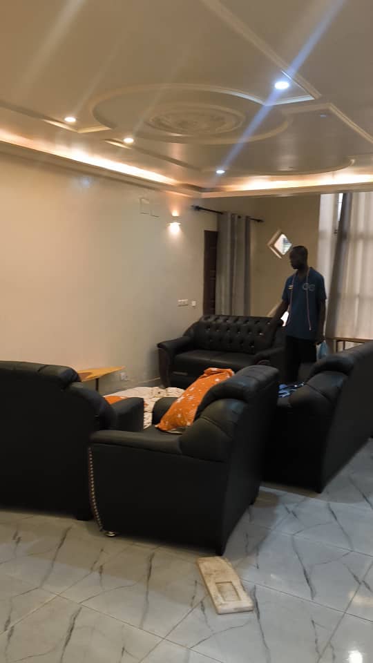 Louez une villa haut standing de 4 chambres à Bakongo dans le 2ᵉ arrondissement de Bangui. Climatisation, caméras de surveillance, Wi-Fi, électricité, parking sécurisé et équipements complets. Idéale pour familles, expatriés, ONG et professionnels. photo 10