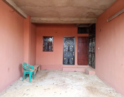 Appartement à louer Bangui Lakouanga F3 meublé avec panneaux solaires, parking et cour clôturée